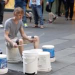 Nejtalentovanější pouliční bubeník na světě! Místo bubnů hraje na prázdné kýble od barvy