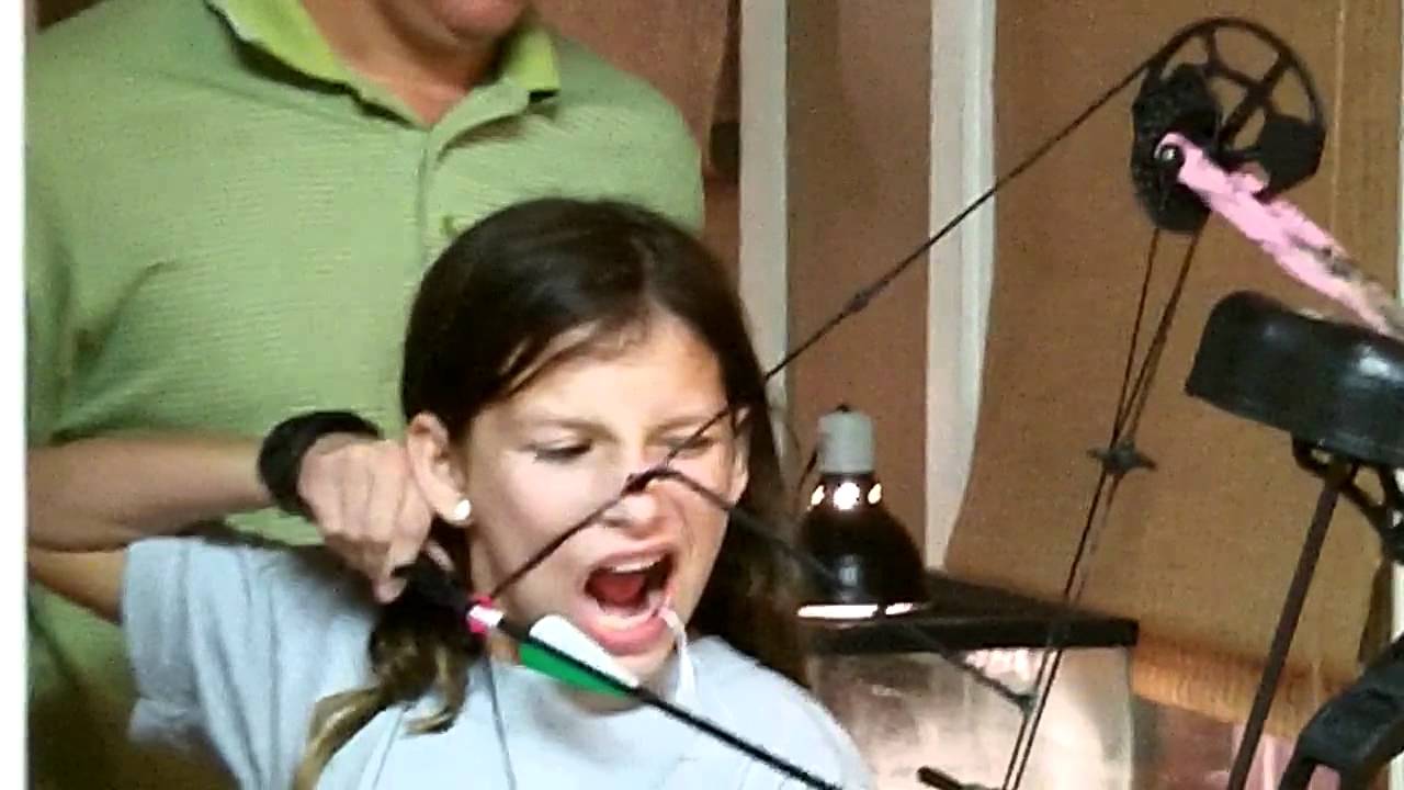 Statečná dívka si vytrhla zub velmi netradičním způsobem!