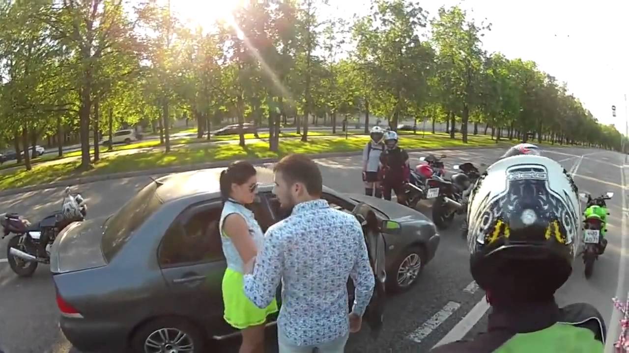Žena musela koukat na to, jak motorkář mlátí jeho přítele!