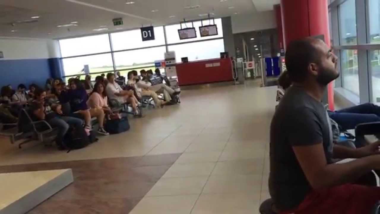 Video z pražského letiště trhá rekordy! Poslechněte si tohoto neuvěřitelného pianisku