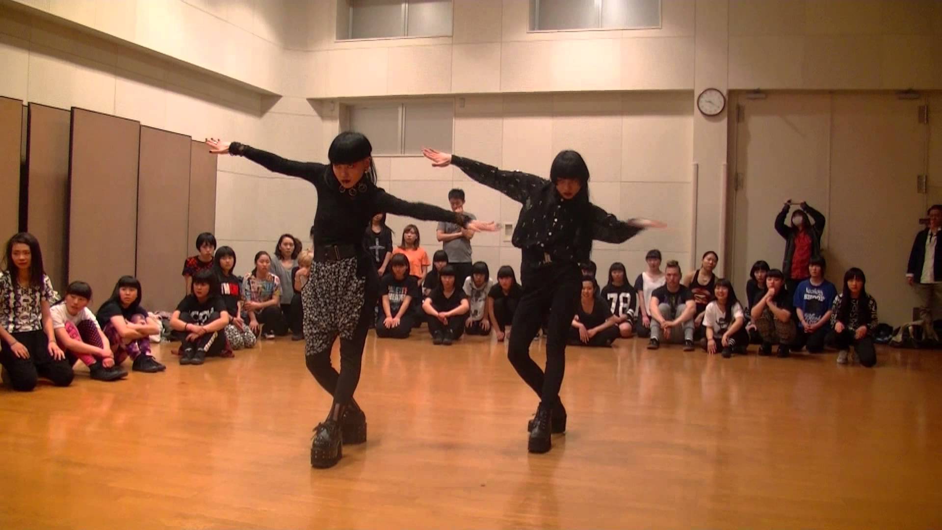 Wow! Tyhle 2 japonské dívky posunuly voguing na vyšší level!