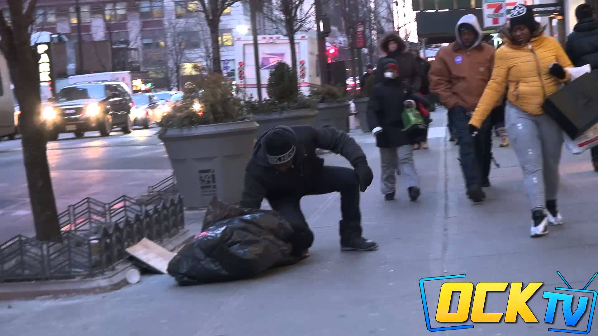 Dítě bez domova mrzlo na ulici…Kdo mu pomohl?