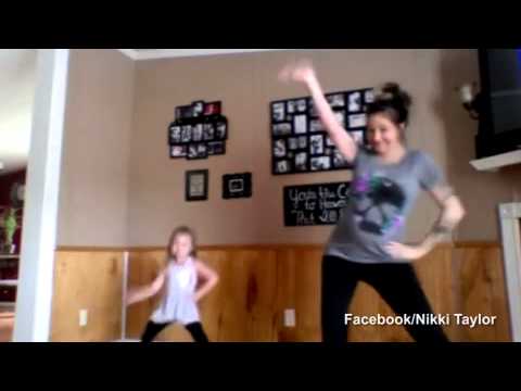 Mamka tančí s dcerkou… možná se dvěma!