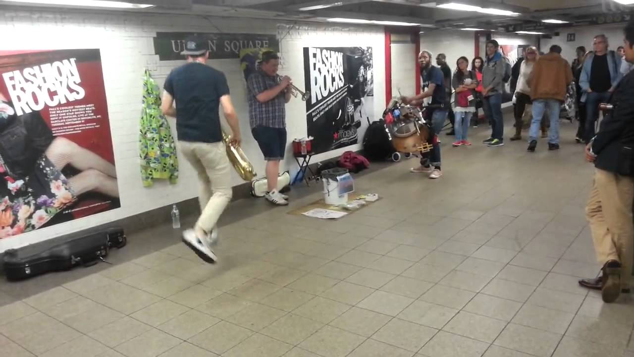 Hardcore hudební skupina vystihla uspěchaný život v metru