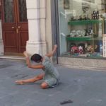 Rima Baransi tančí smyslný tanec za doprovodu pouličního houslisty